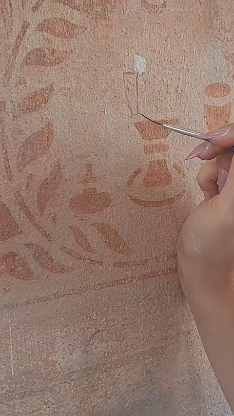 Pranchas de desenho arquitetônico e instrumentos técnicos sobre mesa de madeira